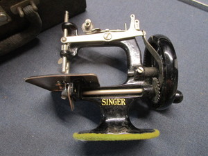 lot 98 image: Antique Singer Hand Crank Sew Machine