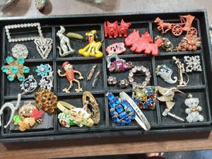 Lot Of Assorted Brooches & Vintage Jewelry