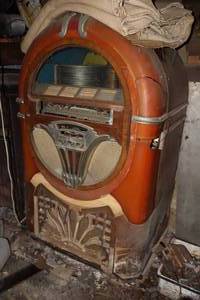 lot 5A image: Antique Juke Box for Restoration or Parts...