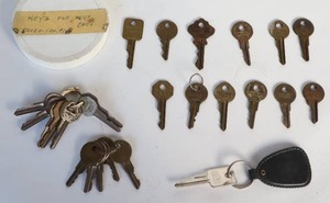 lot 3J image: 1941 Chevrolet Ignition and Doors Keys Etc