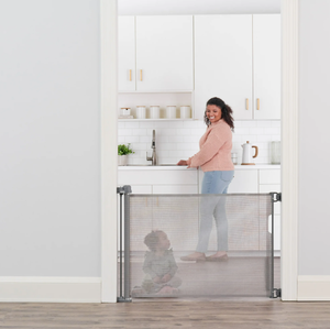 lot 252 image: Regalo Retractable Baby Gate