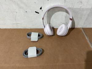 lot 643 image: Beats Solo 4 - Wireless Bluetooth On-Ear Headphones, Apple & Android Compatible, Up to 50 Hours of Battery Life - Cloud Pink