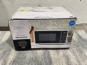 lot 68 image: Mainstays 0.7 Cu ft Countertop Microwave Oven, 700 Watts