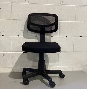 lot 484 image: Mainstays Mesh Task Chair with Plush Padded Seat