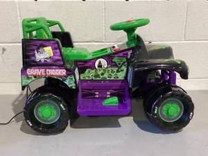 lot 497 image: Monster Jam 6 Volt Grave Digger Ride on Car Monster Truck
