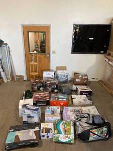 lot 706 image: Wholesale Pallet of Assorted Miscellaneous Items
