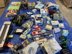 lot 711 image: Wholesale Pallet of Assorted Miscellaneous Items