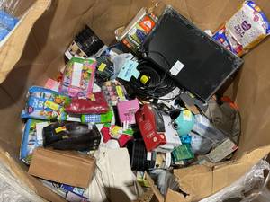 lot 712 image: Wholesale Pallet of Assorted Miscellaneous Items