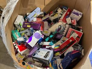 lot 713 image: Wholesale Pallet of Assorted Miscellaneous Items
