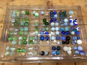 lot 136 image: Variety Vintage Marbles in Tray