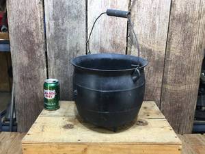 lot 142 image: Old Cast Iron Footed PotCauldron - Gate Mark