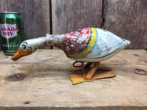lot 160 image: Vintage Unique Wind-Up Goose Metal Toy - Works