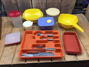 lot 203 image: Group Vintage Tupperware