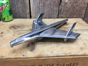 lot 218 image: Vintage Classic 1956 Chevy Bel-Air - Hood Ornament