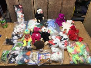 lot 275 image: Group Vintage Highly Collectable - Very Desirable Beanie Babies