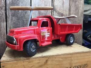 lot 103 image: Vintage Buddy L Sit-N-Ride Dump Truck