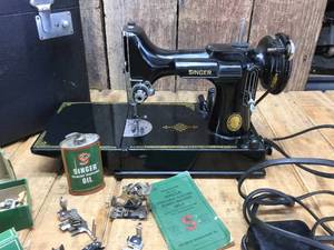 lot 107 image: Vintage Singer Featherweight 221-1 Sewing Machine