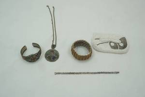 lot 19 image: jewelry