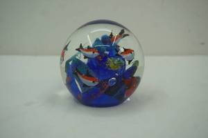 lot 20 image: paperweight