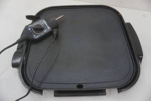 lot 32 image: Farberware electric griddle