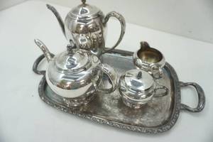 lot 33 image: Oneida Briarcliff silver tea set