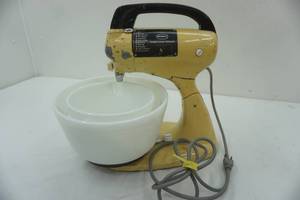 lot 40 image: Hamilton Beach mixer, bowls and beater attachment