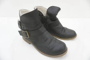 lot 45 image: Ladies size 7 boots, black
