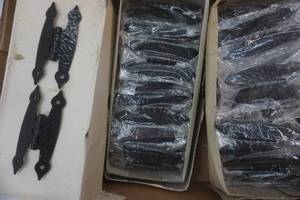 lot 48 image: Vintage lot of cabinet door hinges