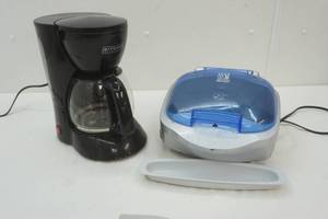 lot 72 image: Kitchen selective coffee pot and George Foreman
