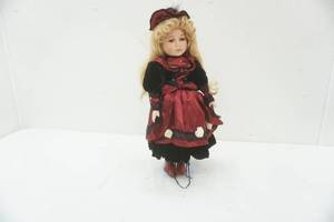 lot 92 image: 16 collector doll