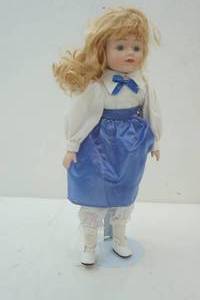 lot 94 image: 10 collector doll