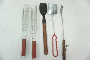 lot 97 image: Grilling items
