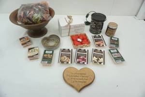 lot 99 image: Candle decor and bowlcontents