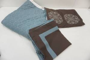 lot 126 image: FullQueen comforter and pillow shams, cases