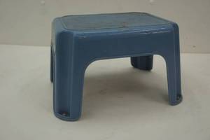 lot 200 image: Rubbermaid step stool