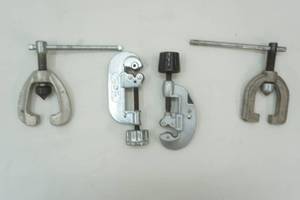 lot 238 image: pipe cutterflaring tool