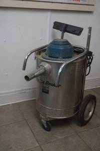 lot 262 image: Black and Decker Vacuum Cleaner