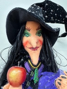 lot 1 image: Annalee Retired Rare 24 Halloween Witch with Apple and Broom (2004)