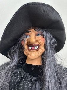 lot 2 image: Life Size 5 Foot Witch