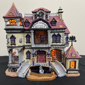 lot 34 image: Lemax Spooky Town Collection Lighted House of Wax (2003)