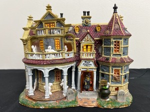 lot 36 image: Lemax Spooky Town Collection Black Cauldron Inn (2002)