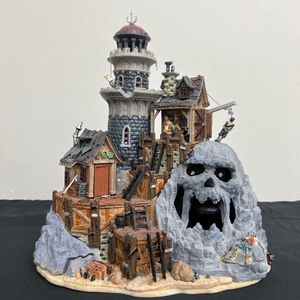 lot 92 image: Lemax Spooky Town Collection Isle of Doom Lighthouse (2004) - SEE NOTES