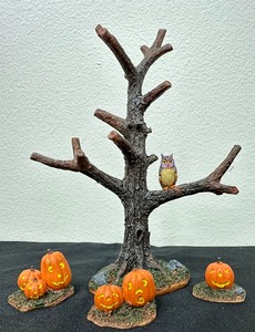 lot 43 image: Lemax Spooky Town Collection Spooky Tree with Pumpkins-Set of 4