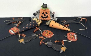 lot 85 image: Spooky Pop Up Puppets, Cat Decor and Garland