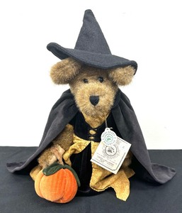 lot 40A image: Tabatha J. Spellbinder Bear by Boyds Bears