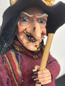lot 10 image: 21 Witch Figurine