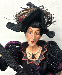 lot 3 image: Detailed Witch Doll