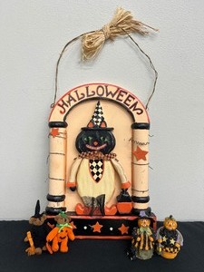 lot 89 image: Halloween Hanging Decor with Four Small Halloween Figurines