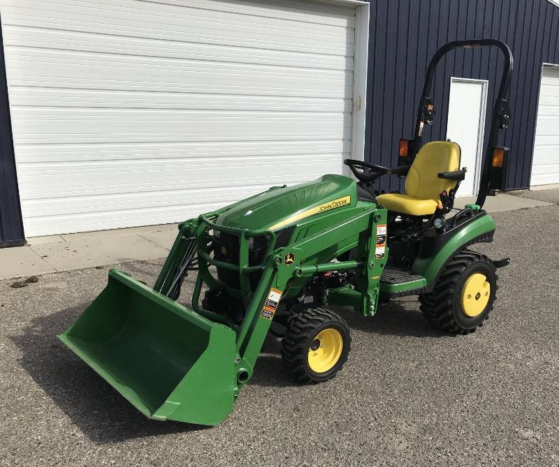 2015 John Deere 1025 R 3-Cyl Diesel Tractor
