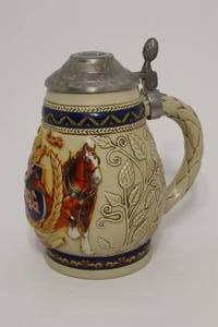 lot 26 image: Anheuser Busch Collectors Club 1997 Membership Stein